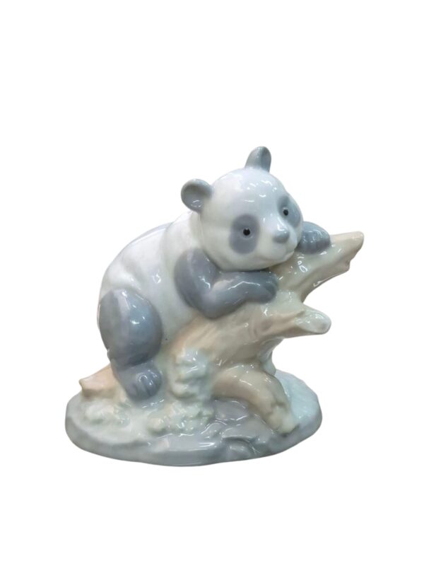 Figura panda sobre Rama